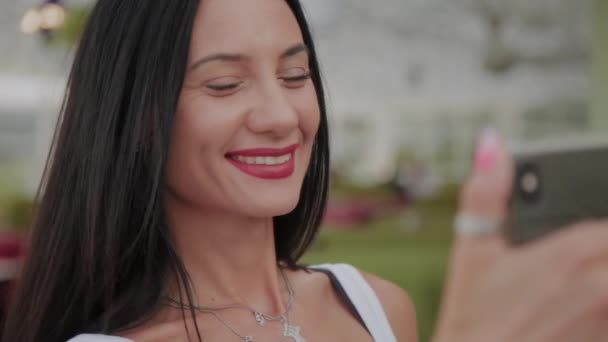 Hermosa mujer haciendo selfie en la terraza del restaurante . — Vídeos de Stock