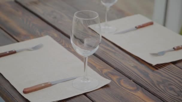 Serveras bord i en utomhusrestaurang. — Stockvideo