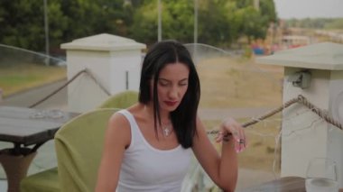 Masada taze pizza, bir kadın onu yemeye hazırlanıyor.