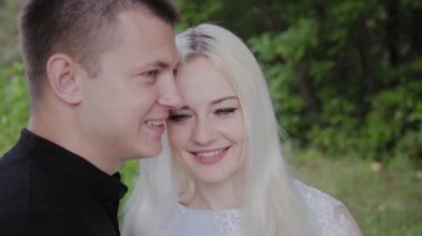 Aşıklar yakın çekim güzel mutlu yüzler.