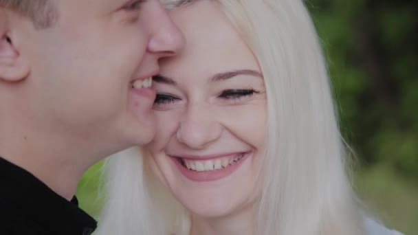 Mooie Gelukkige gezichten van liefhebbers close-up. — Stockvideo
