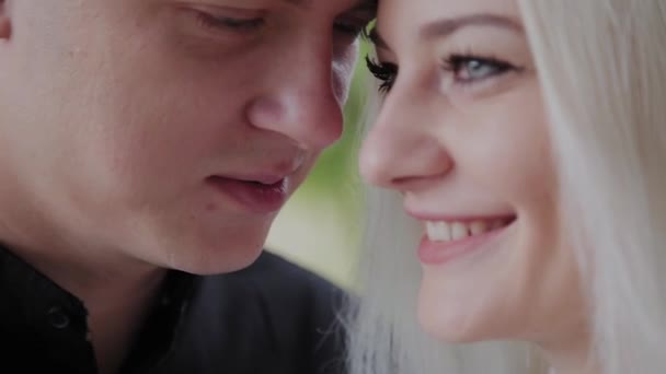 Lindos rostos felizes de amantes close-up . — Vídeo de Stock