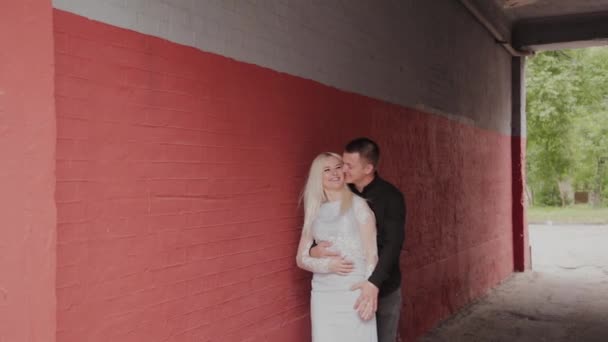 Couple heureux amoureux debout sous l'arche à la maison et tenant la main . — Video
