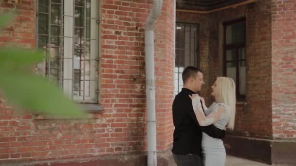 Vackra lyckliga par i kärlek dansa i den gamla innergården. — Stockvideo
