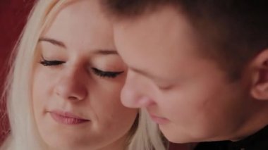 Aşıklar yakın çekim güzel mutlu yüzler.