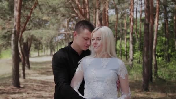 Vackra och lyckliga kärleksfulla par ömt omfamnar i skogen. — Stockvideo