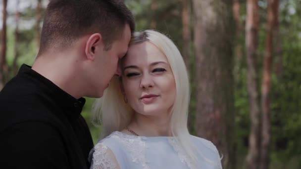 Lindos rostos felizes de amantes close-up . — Vídeo de Stock