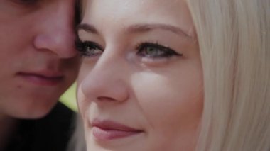 Aşıklar yakın çekim güzel mutlu yüzler.