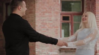 Eski avluda aşk dans güzel mutlu çift.