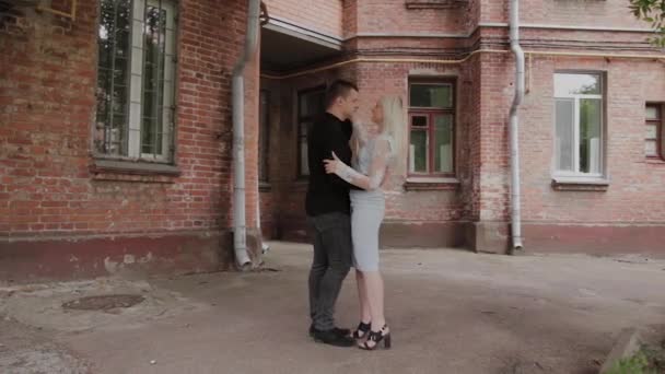 Όμορφο ευτυχισμένο ζευγάρι στην αγάπη χορεύοντας στην παλιά αυλή. — Αρχείο Βίντεο