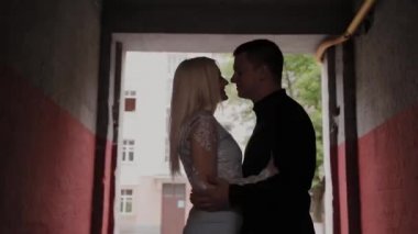 Evde kemer altında duran sevgi mutlu çift ve eller tutarak.