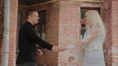 Eski avluda aşk dans güzel mutlu çift.