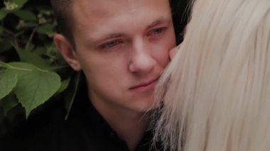 Aşıklar yakın çekim güzel mutlu yüzler.