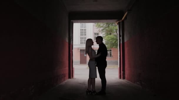 Ευτυχισμένο ζευγάρι στην αγάπη στέκεται κάτω από την αψίδα στο σπίτι και κρατώντας τα χέρια. — Αρχείο Βίντεο