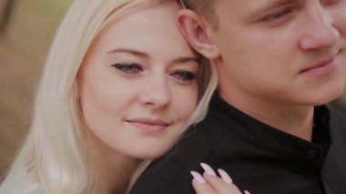 Aşıklar yakın çekim güzel mutlu yüzler.