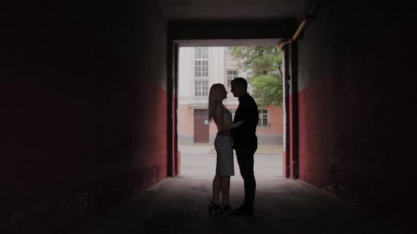 Coppia felice innamorata in piedi sotto l'arco a casa e tenendosi per mano . — Video Stock