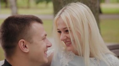 Aşıklar yakın çekim güzel mutlu yüzler.