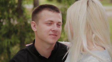 Aşıklar yakın çekim güzel mutlu yüzler.