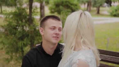 Aşıklar yakın çekim güzel mutlu yüzler.