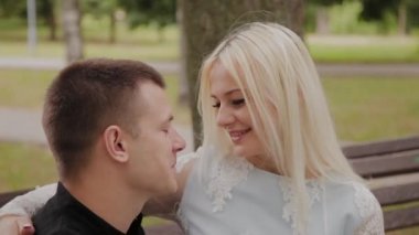 Aşıklar yakın çekim güzel mutlu yüzler.