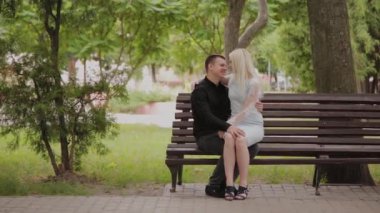 Bir şehir parkında bir bankta oturan aşk mutlu çift.