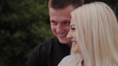 Aşıklar yakın çekim güzel mutlu yüzler.