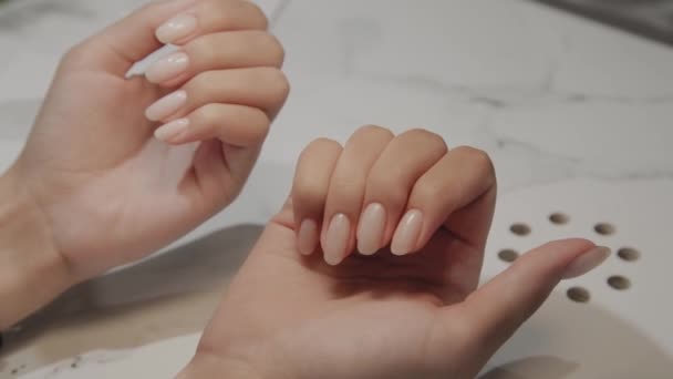 Hermosas manos femeninas con manicura y uñas pintadas . — Vídeos de Stock