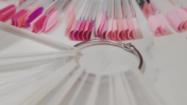 Kit de ferramentas de manicure e kit de amostra de tinta para unhas . — Vídeo de Stock