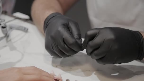 Professionele manicure man trekt gereedschap voor manicure voordat de procedure. — Stockvideo