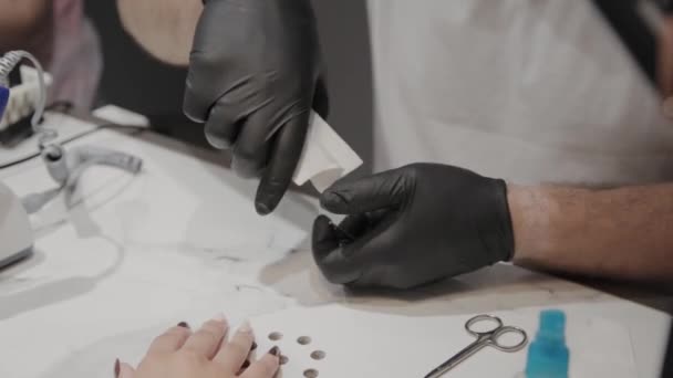 Professionele manicure man trekt gereedschap voor manicure voordat de procedure. — Stockvideo