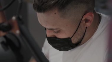 İş yerinde man manikürcü yakın çekim yüzü.