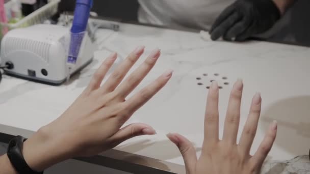 Легкие ногти девушки после удаления лака . — стоковое видео