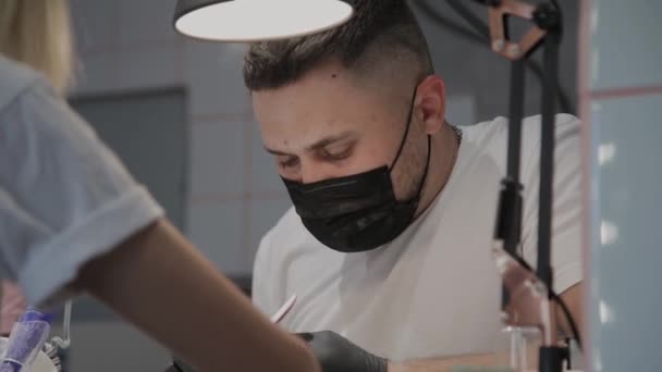 Close-up gezicht van man manicure op het werk. — Stockvideo