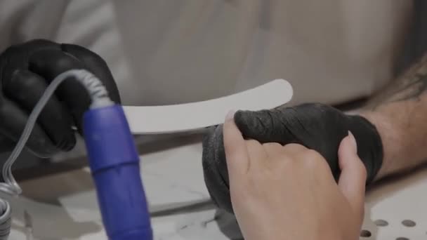 Manucure professionnel homme polit et lisse les ongles des filles avec une lime à ongles . — Video