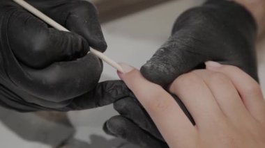 Profesyonel manikürcü adam daha fazla udvivaniya özel araç için cuticles yükseltir.