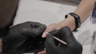 Profesyonel manikürcü adam daha fazla udvivaniya özel araç için cuticles yükseltir.
