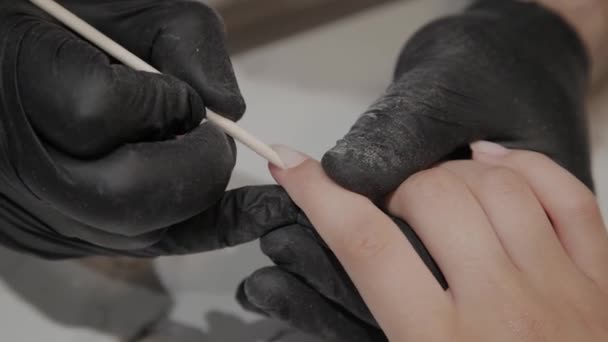 Professionele manicure man werpt nagelriemen voor verdere udvivaniya speciale tool. — Stockvideo
