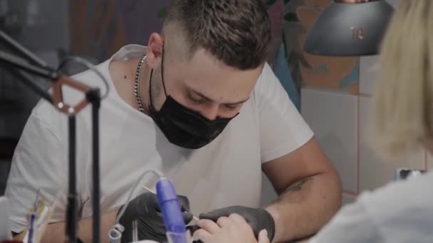Homem manicure profissional levanta cutículas para mais udvivaniya ferramenta especial . — Vídeo de Stock