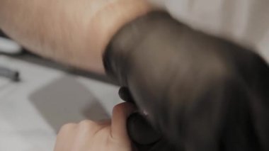 Profesyonel manikürcü adam özel makas ile cuticles kaldırır.