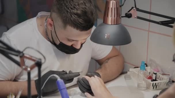 L'uomo manicure professionale rimuove le cuticole con forbici speciali . — Video Stock