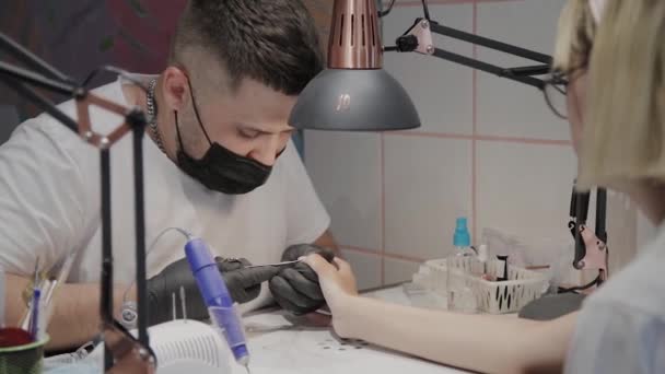 Professional manicurist man removes cuticles with special scissors. — Stock Video