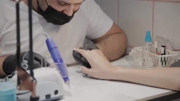 Professionele manicure man verwijdert nagelriemen met speciale schaar. — Stockvideo