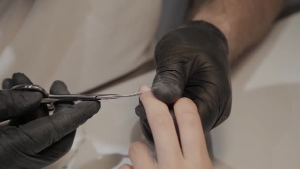 Profesyonel manikürcü adam özel makas ile cuticles kaldırır. — Stok video