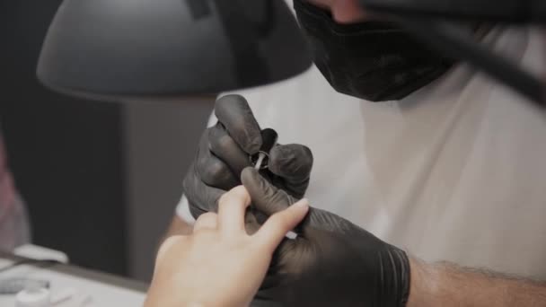 Manucure professionnel homme vernis un filles ongles . — Video