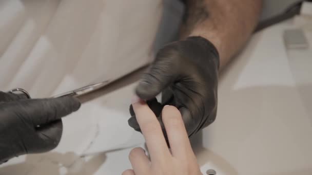 L'uomo manicure professionale rimuove le cuticole con forbici speciali . — Video Stock