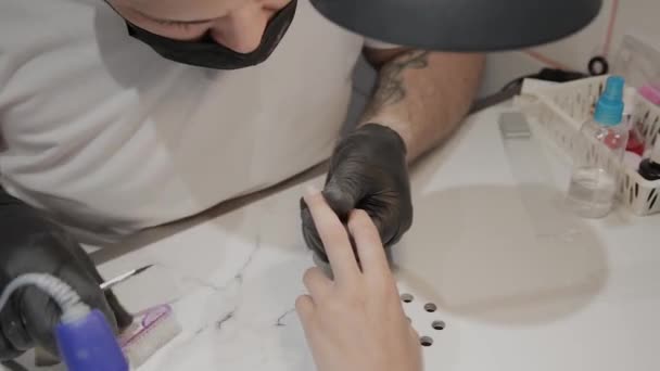 L'uomo manicure professionale rimuove le cuticole con forbici speciali . — Video Stock