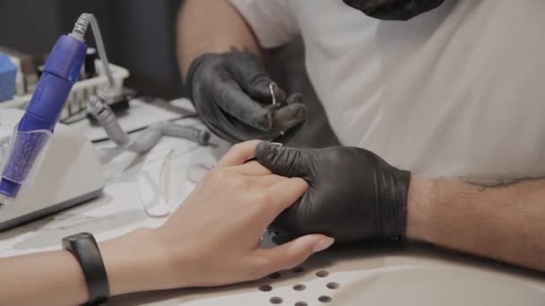 L'uomo manicure professionale rimuove le cuticole con forbici speciali . — Video Stock
