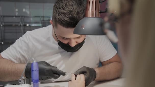 Hombre manicurista profesional elimina cutículas con tijeras especiales . — Vídeos de Stock