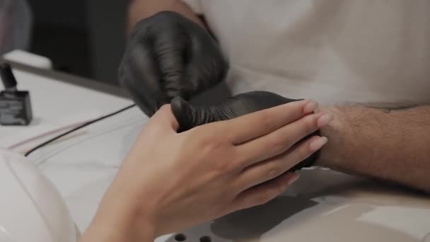 L'uomo manicurista professionale dipinge unghie di ragazze . — Video Stock