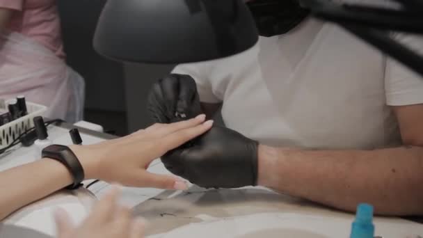 Профессиональный маникюр мужчина лак девушки ногти . — стоковое видео